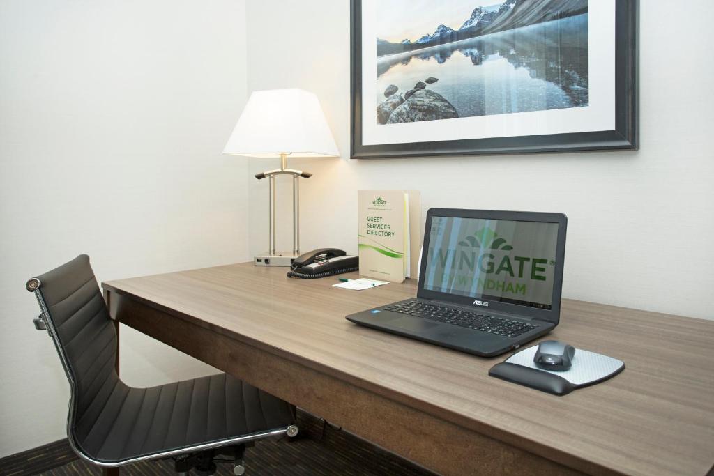 Een TV en/of entertainmentcenter bij Wingate by Wyndham Calgary Airport
