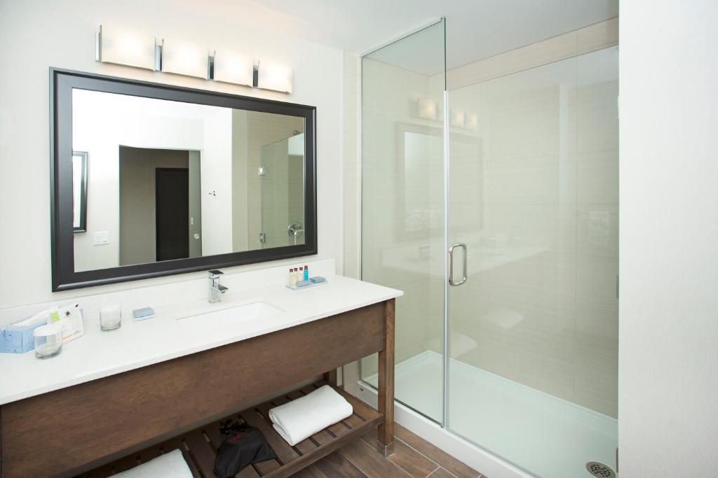 Een badkamer bij Wingate by Wyndham Calgary Airport