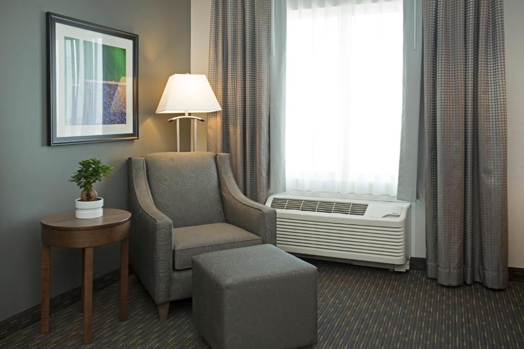 Een zitgedeelte bij Wingate by Wyndham Calgary Airport