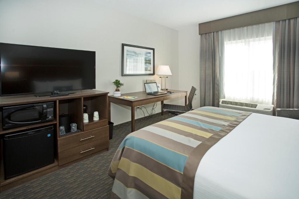 Een TV en/of entertainmentcenter bij Wingate by Wyndham Calgary Airport
