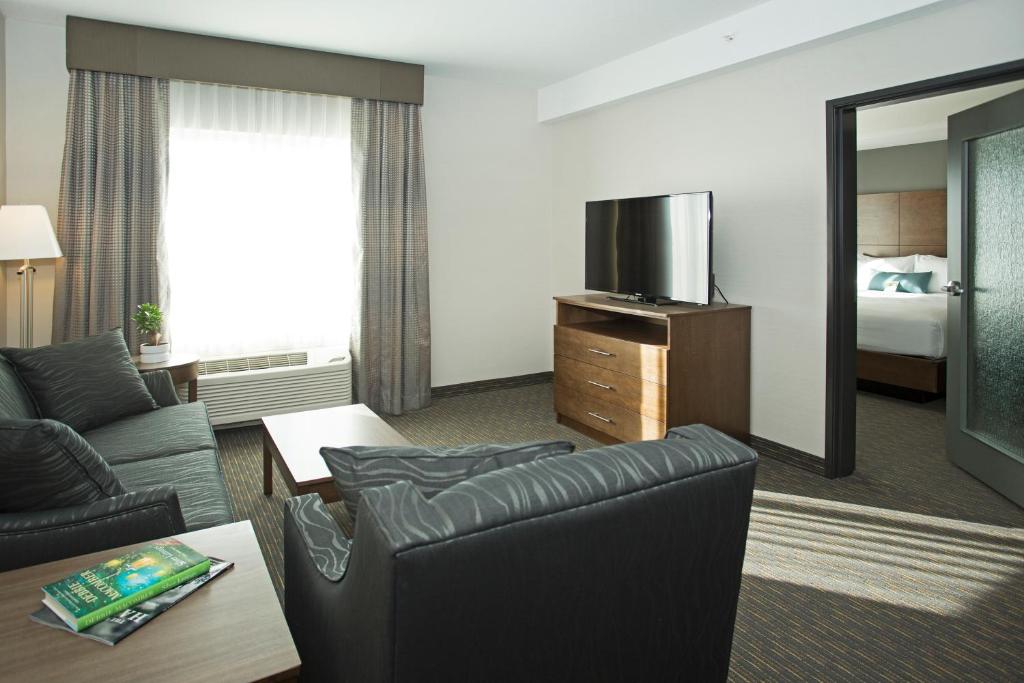 Een TV en/of entertainmentcenter bij Wingate by Wyndham Calgary Airport
