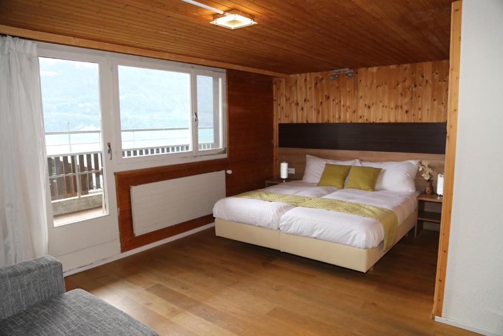 Postel nebo postele na pokoji v ubytování Hotel Lakeview bei Interlaken