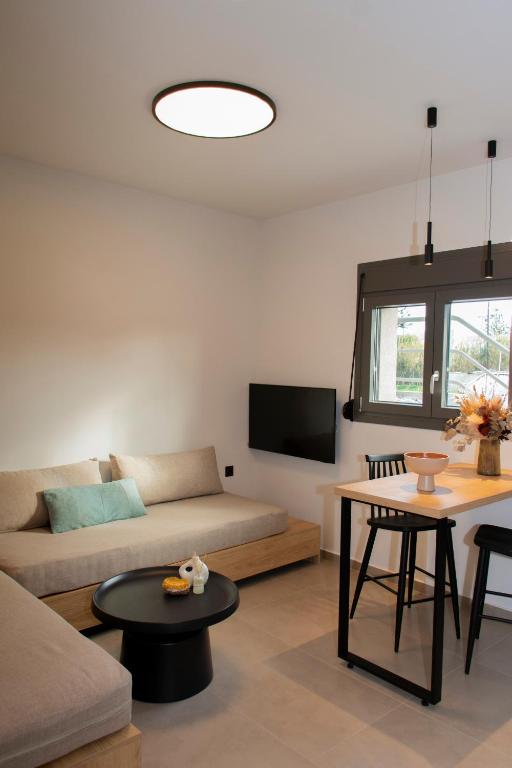 TV a/nebo společenská místnost v ubytování Lotus Serenity Suites