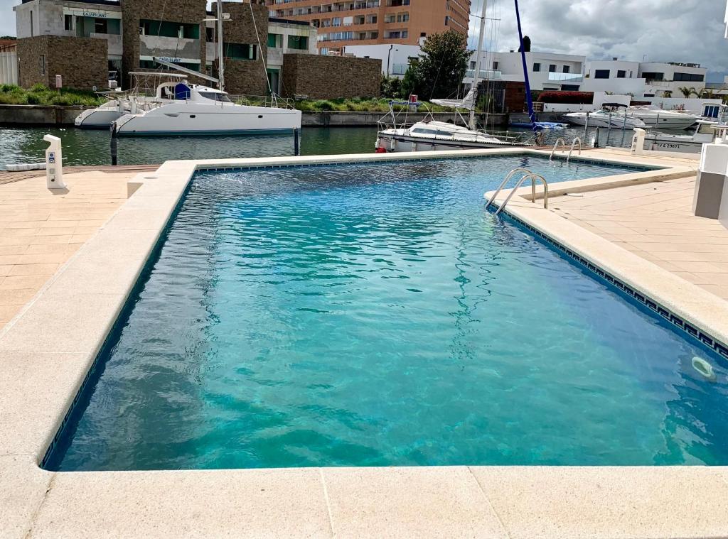 Apartamento Con Piscina - Magníficas vistas a canal - Aire Acondicionado B