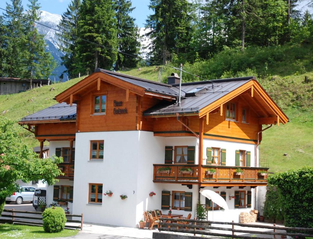 una casa con paneles solares en el techo en Haus Holzeck en Schönau am Königssee