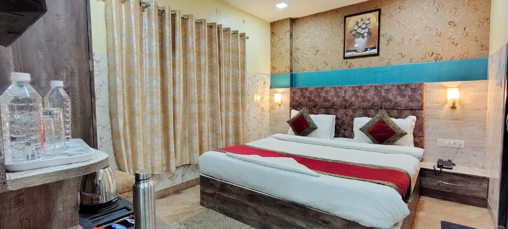 una habitación de hotel con una cama y un lavabo en Hotel R S RESIDENCY, en Varanasi