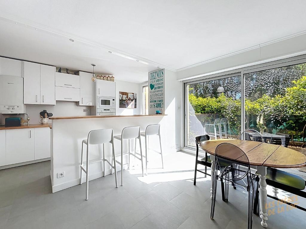 une cuisine et une salle à manger avec une table et des chaises dans l'établissement Appartement Lumineux en rez de jardin & Terrasse - Les Frères de la Loc', à Marseille