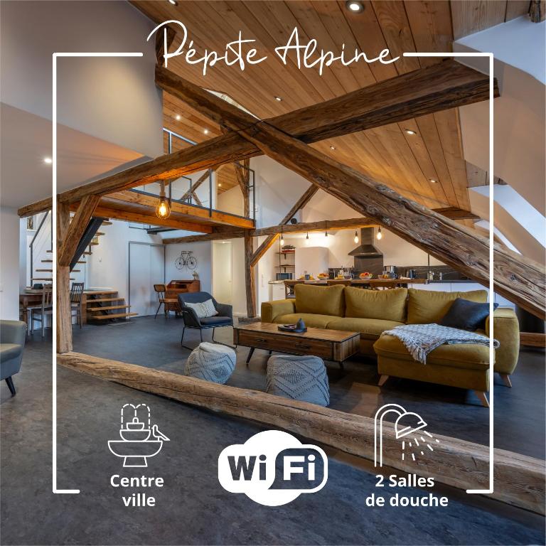 巴斯洛内特Pépite Alpine - Centre ville - WIFI的带沙发和桌子的客厅