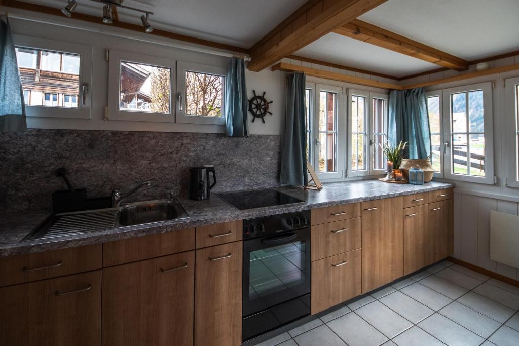 Cucina o angolo cottura di Beachhouse 16 Brienzersee