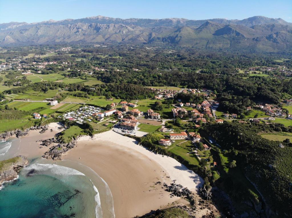 an aerial view of a resort on the beach at Miracielos in Barro de Llanes