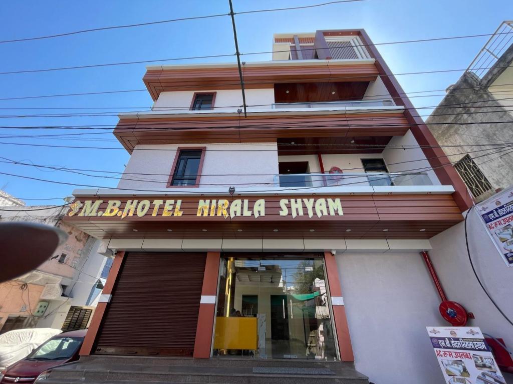 un edificio con un hotel Mirka Singhan en él en Hotel Mb Nirala Shyam, en Khātu