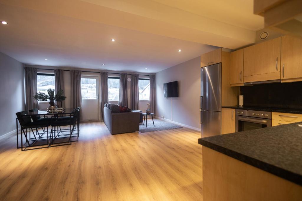 Kuchyň nebo kuchyňský kout v ubytování Stryn Apartments - City Center - Modern Suites