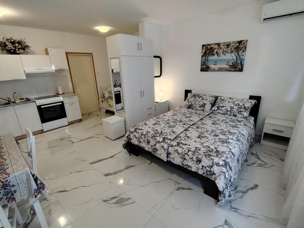 Kuchyňa alebo kuchynka v ubytovaní Studio-apartman Ella