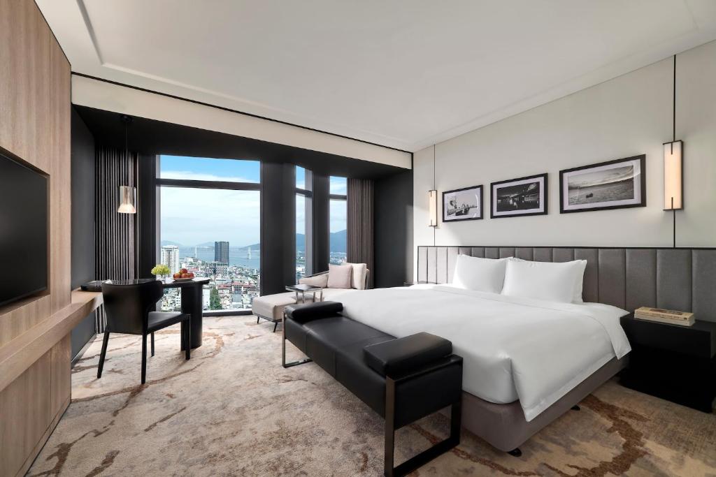 Кровать или кровати в номере Crowne Plaza Danang City Centre by IHG