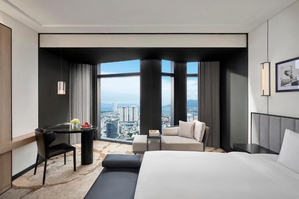 Giường trong phòng chung tại Crowne Plaza Danang City Centre by IHG