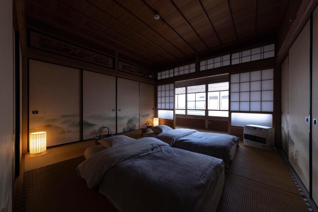 Postel nebo postele na pokoji v ubytování Nunome ya - Private 2nd-floor in a local house in Japanese Alps - 3 bedrooms, 1 living room, 1 private toilet, shared kitchen and bathroom