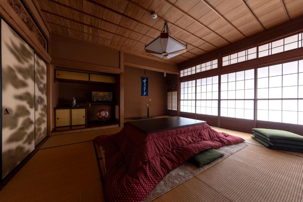 Posezení v ubytování Nunome ya - Private 2nd-floor in a local house in Japanese Alps - 3 bedrooms, 1 living room, 1 private toilet, shared kitchen and bathroom