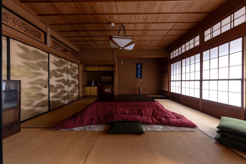 Postel nebo postele na pokoji v ubytování Nunome ya - Private 2nd-floor in a local house in Japanese Alps - 3 bedrooms, 1 living room, 1 private toilet, shared kitchen and bathroom