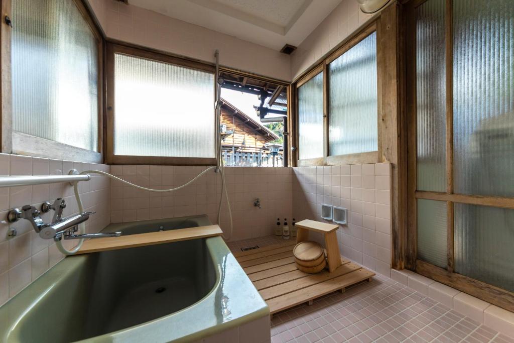 Koupelna v ubytování Nunome ya - Private 2nd-floor in a local house in Japanese Alps - 3 bedrooms, 1 living room, 1 private toilet, shared kitchen and bathroom