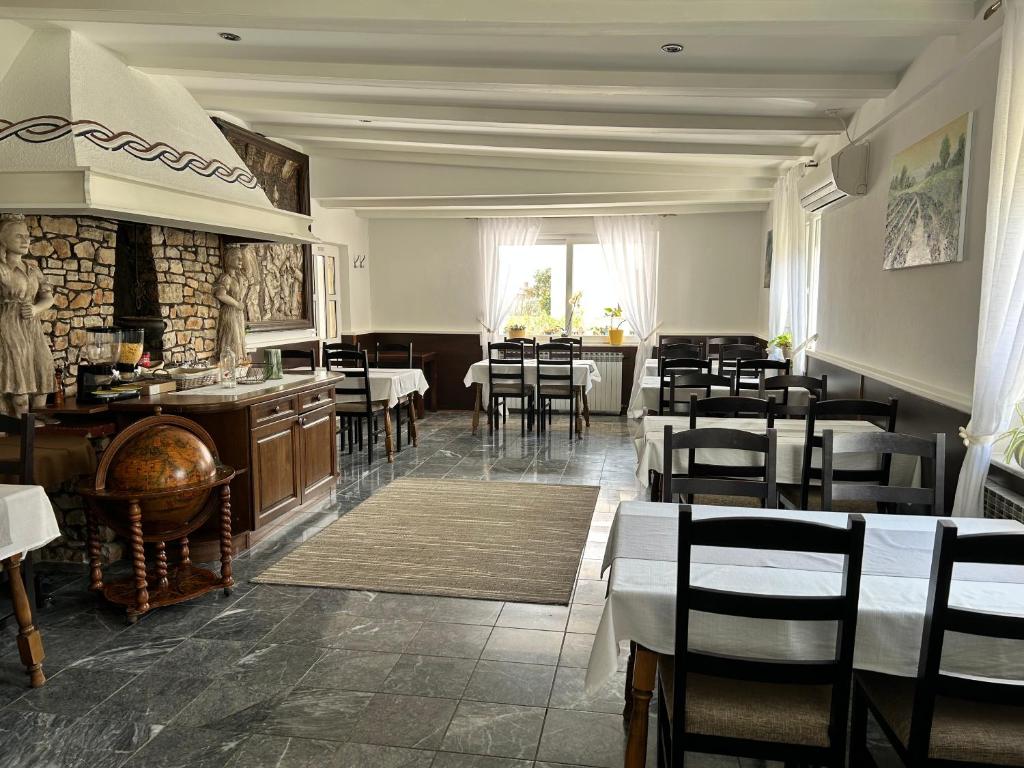 Reštaurácia alebo iné gastronomické zariadenie v ubytovaní Pension Rušev