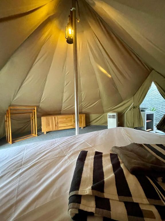Voodi või voodid majutusasutuse Ubuntu Glamping toas