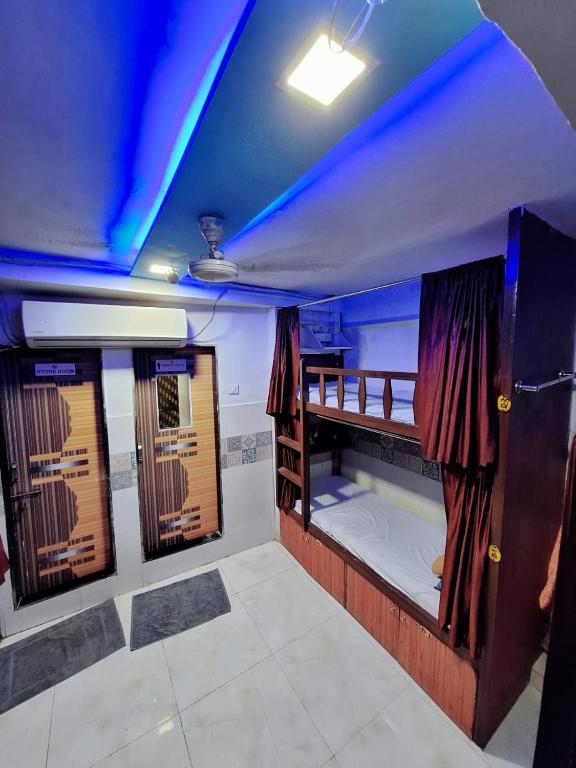 Voodi või voodid majutusasutuse Neon Nest Dormitory Suits Asalpha Metro toas