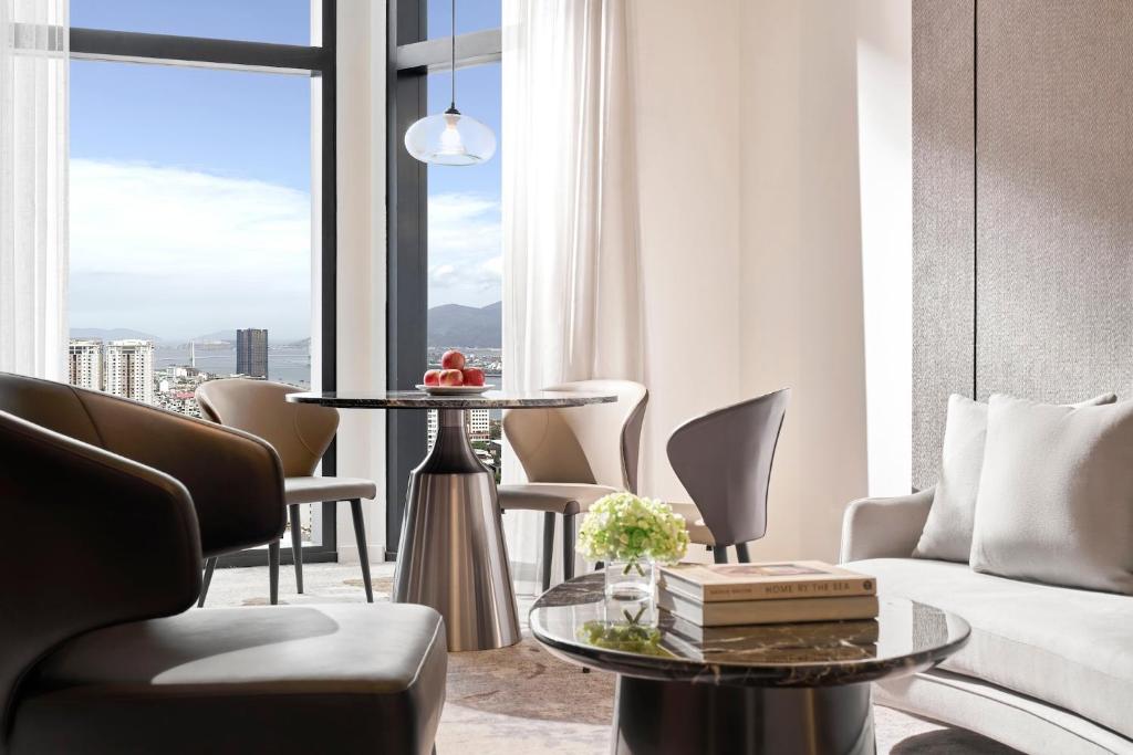 One-Bedroom Suite with River View - Lounge Access
