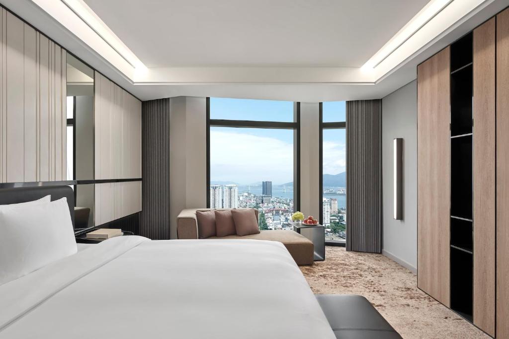 One-Bedroom Suite with River View - Lounge Access