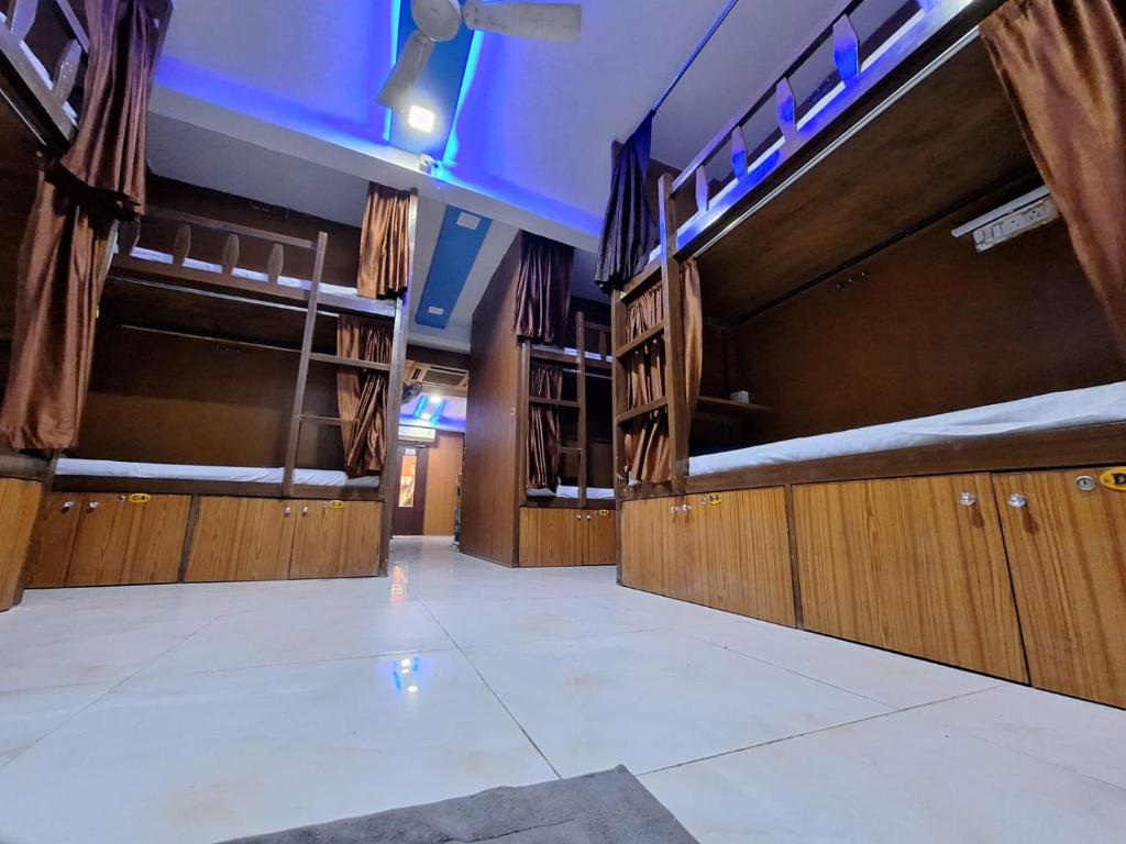 Köök või kööginurk majutusasutuses Neon Nest Dormitory Suits Asalpha Metro