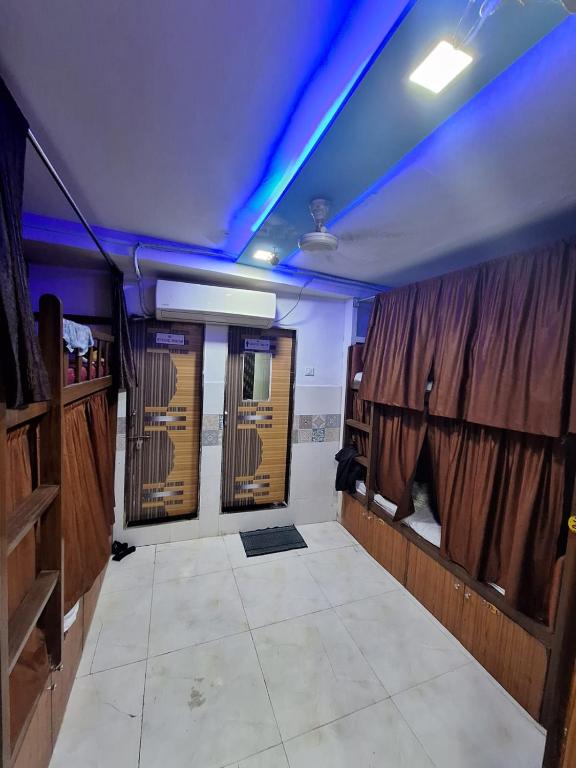 Foto Mumbais asuva majutusasutuse Neon Nest Dormitory Suits Asalpha Metro galeriist