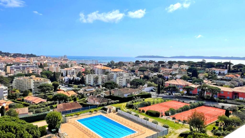 une vue aérienne d'une ville avec une piscine dans l'établissement Coteaux du Préconil, à Sainte-Maxime