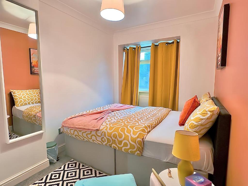 Postel nebo postele na pokoji v ubytování Zayd - Cozy Garden, Gunwharf Quays, Portsmouth Harbour Train Station, Close parking, Sleeps 1-8 Comfortably