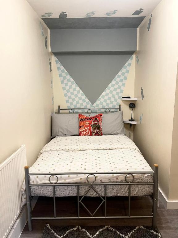 Penn Gardens Flats 1 - 2 , Rooms 3 - 4 - Studio Apartment
