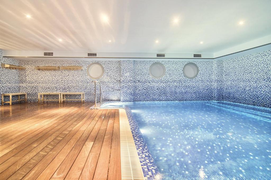 - une piscine dans une chambre dotée de carrelage bleu dans l'établissement Casa Levante Calpe - Beachfront, 2 pools, sea view, à Calp