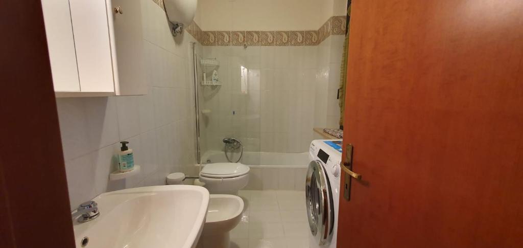 A bathroom at La lepre nella Luna