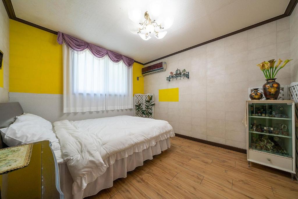 Postel nebo postele na pokoji v ubytování Nobless Pension