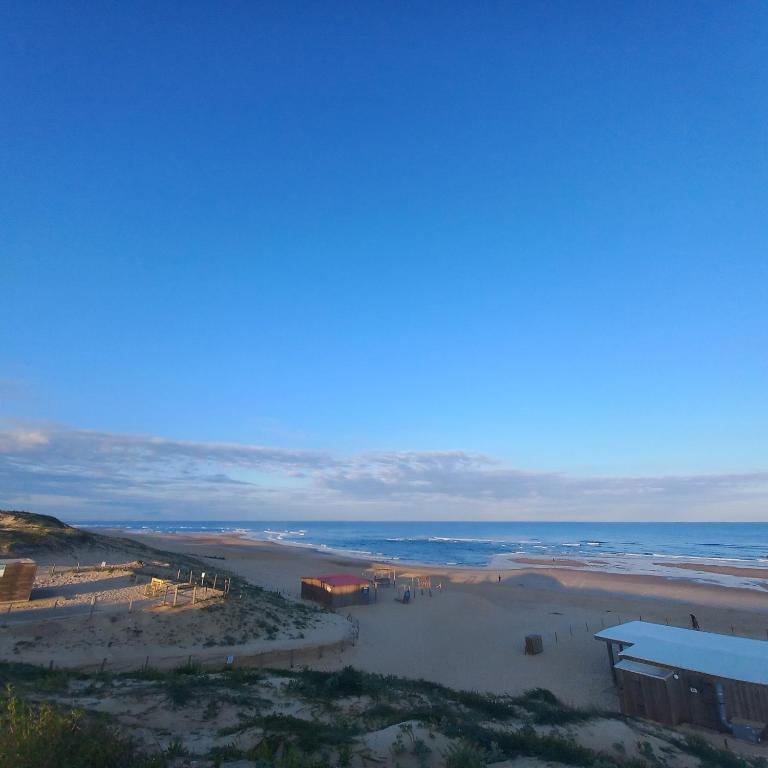 une vue aérienne d'une plage avec l'océan dans l'établissement Villa patio Seignosse, à Seignosse