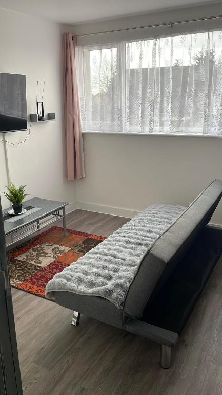 Penn Gardens Flats 1 - 2 , Rooms 3 - 4 - Housity