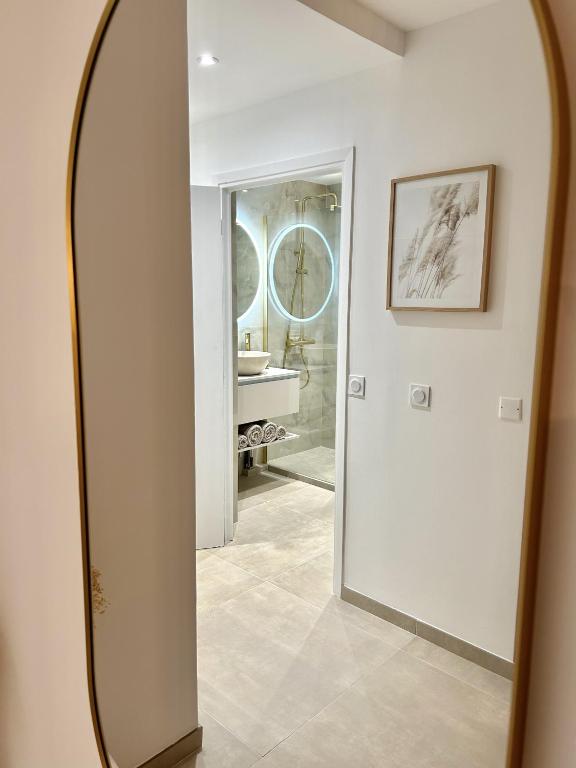 Koupelna v ubytování Studio de LUXE Portes de Monaco - Vue MER - Piscine - Wifi