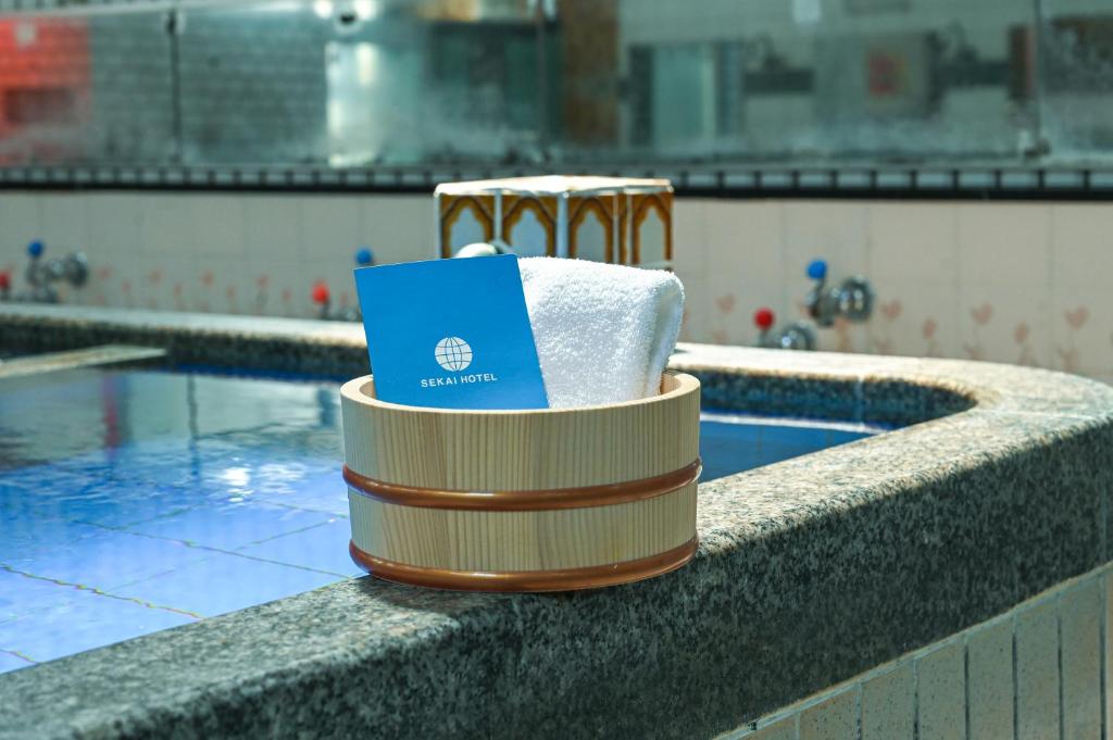 Bazén v ubytování SEKAI HOTEL Deep Osaka Experience nebo v jeho okolí