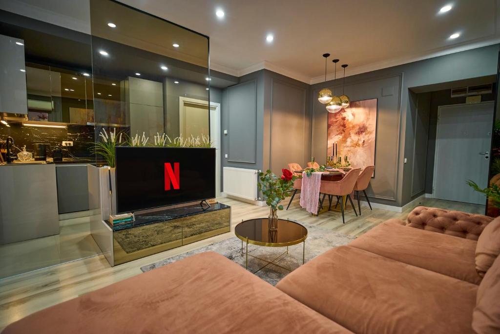 ブカレストにあるCozy Glow Loftのリビングルーム(テレビ付)