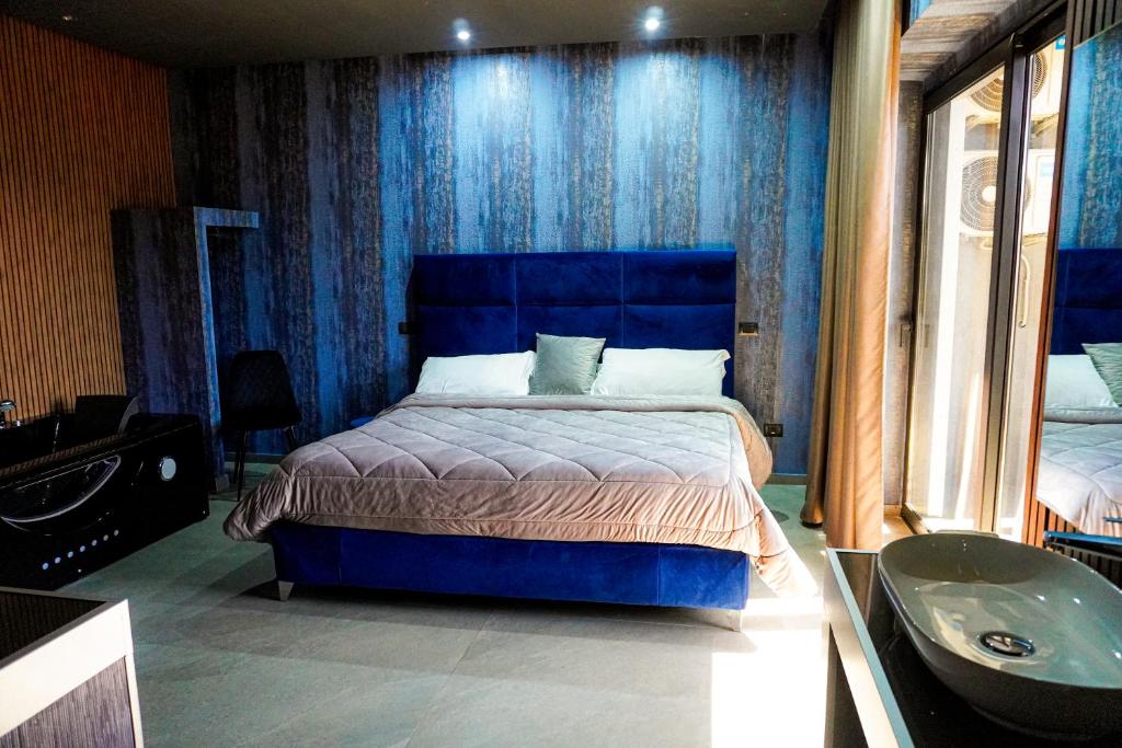 Foto de Suite con bañera de hidromasaje - Cama extragrande número 11