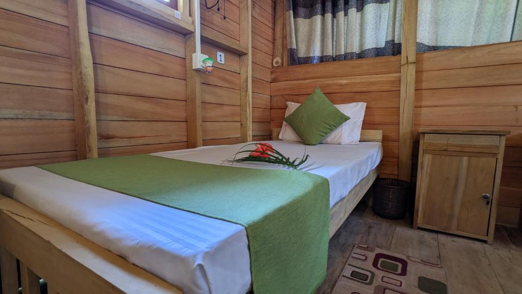 Postel nebo postele na pokoji v ubytování Ocean bliss hiriketiya