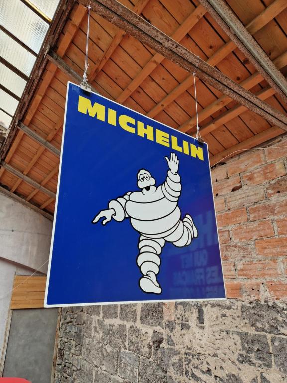 un cartello appeso al soffitto di un edificio di Garage de l'Hôtel a Clermont-Ferrand