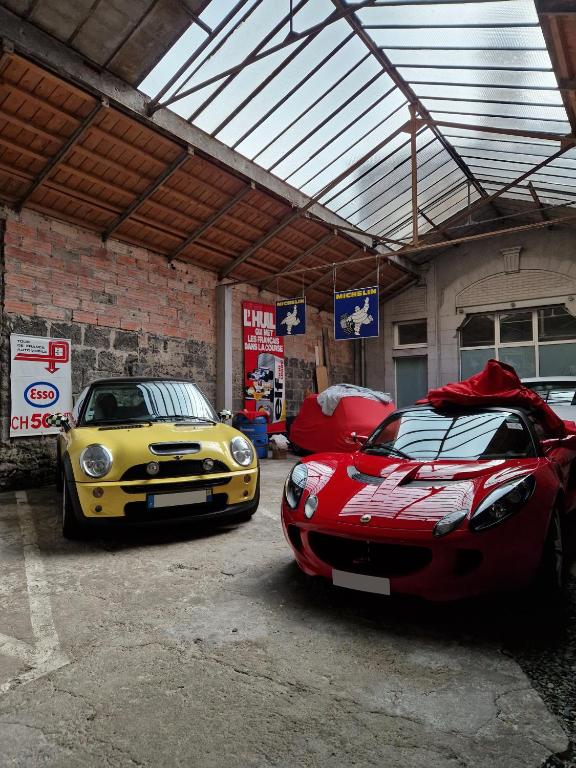 deux voitures garées dans un garage voisin dans l'établissement Garage de l'Hôtel, à Clermont-Ferrand