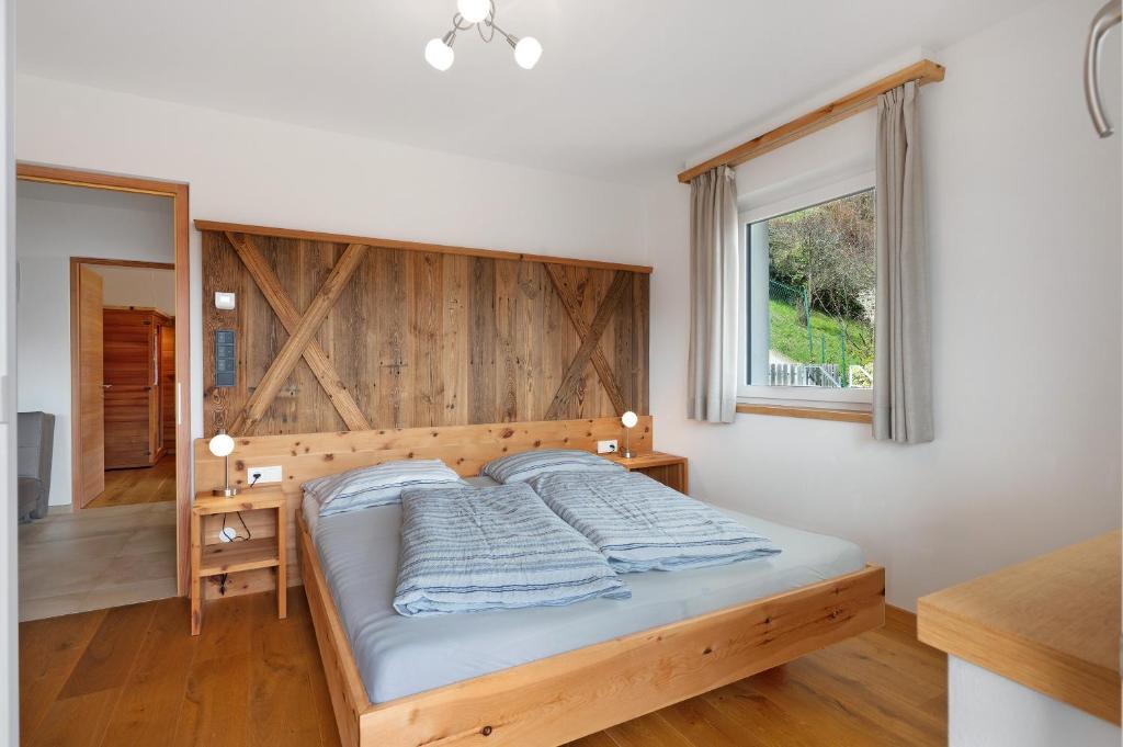 A bed or beds in a room at Haus Pferscher