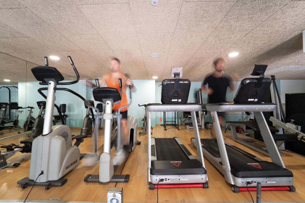 Posilňovňa alebo fitness centrum v ubytovaní Hotel & Apartaments Thalassa Sport & Spa