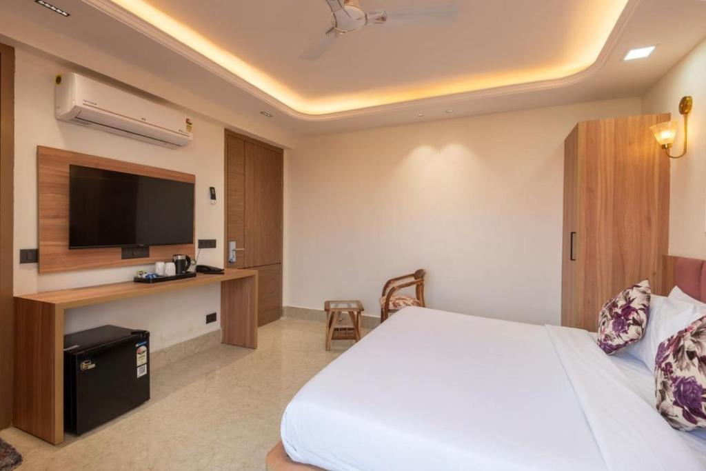TV a/nebo společenská místnost v ubytování Aatithyam Residency-Golf Course Road Gurgaon