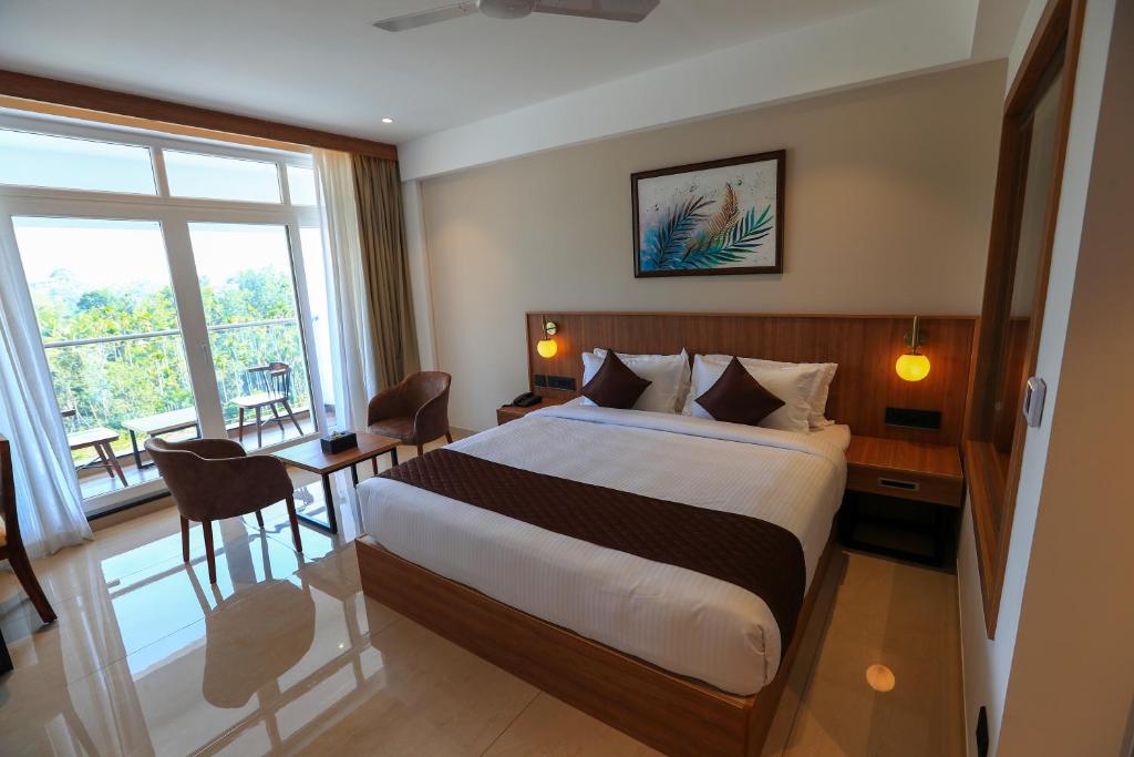 Postel nebo postele na pokoji v ubytování Hotel Saffron Wayanad