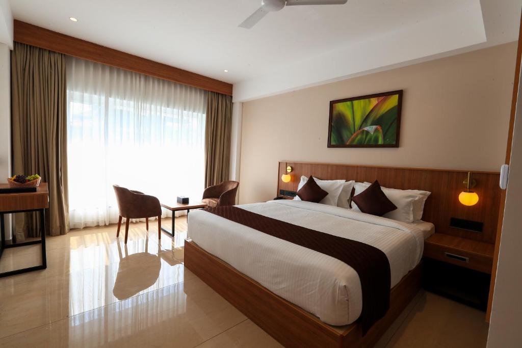 Postel nebo postele na pokoji v ubytování Hotel Saffron Wayanad